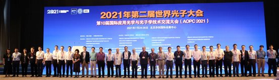 電視螢?zāi)焕镉性S多人 中度可信度描述已自動(dòng)生成