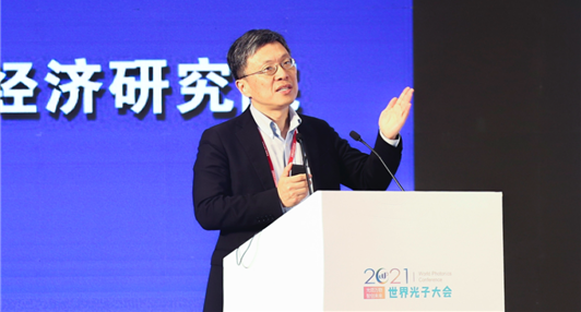 穿著西裝筆挺的男子正在演講 描述已自動(dòng)生成